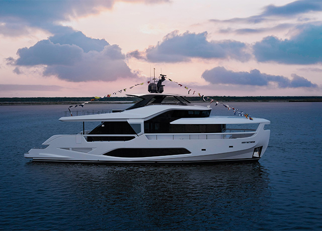 Ferretti Yachts INFYNITO 80の初号機ラヴェンナ造船所の新マリーナから進水。<br />
 